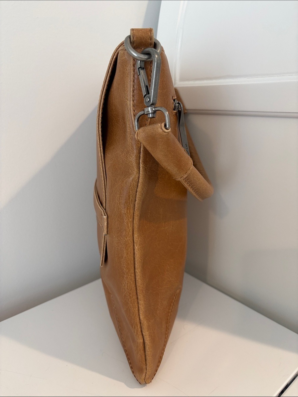 MATT & NAT envelope messenger bag satchel faux leather tan caramel colour - Picture 6 of 17
